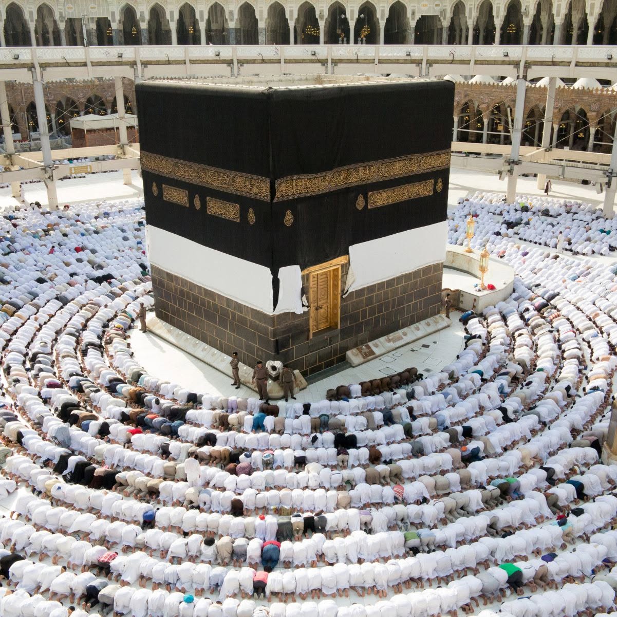 Prière collective autour de la Kaaba dans la Grande Mosquée de La Mecque