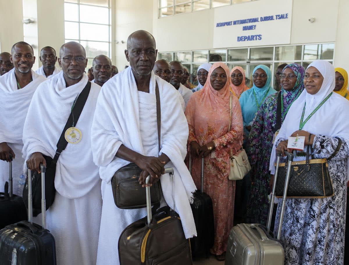 Groupe de pèlerins nigériens au départ de l'aéroport de Niamey